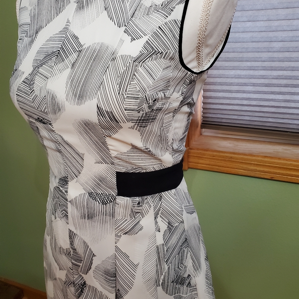 G2000 black and white dress. Size 32. Sleeveless. - Picture 2 of 9
